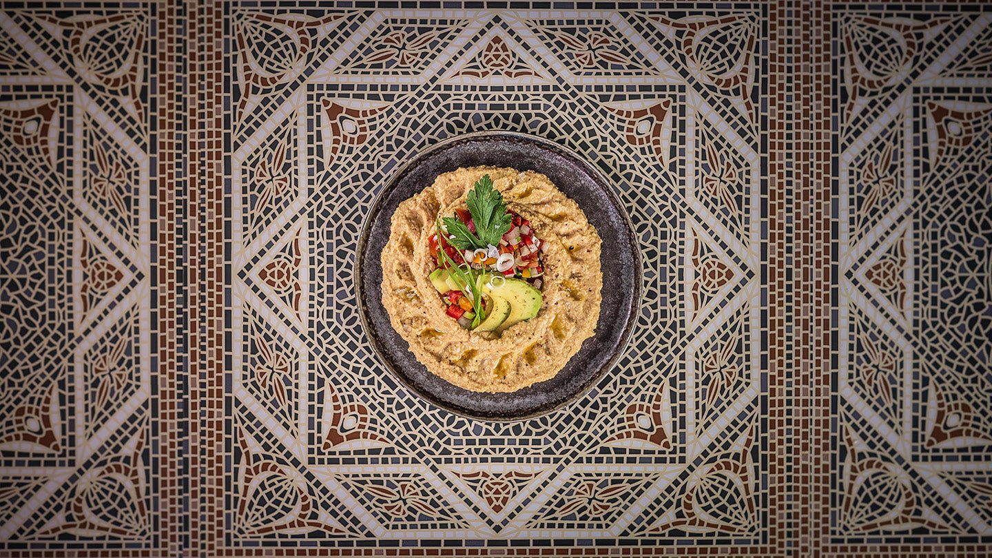 Frischer Hummus mit Chili Senföl