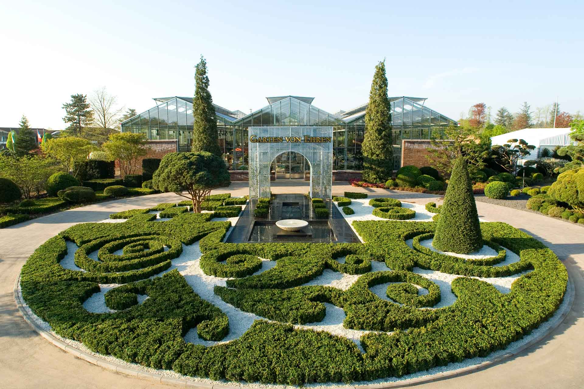Garten von Ehren Eingangsbereich bei Sonnenschein im Sommer.