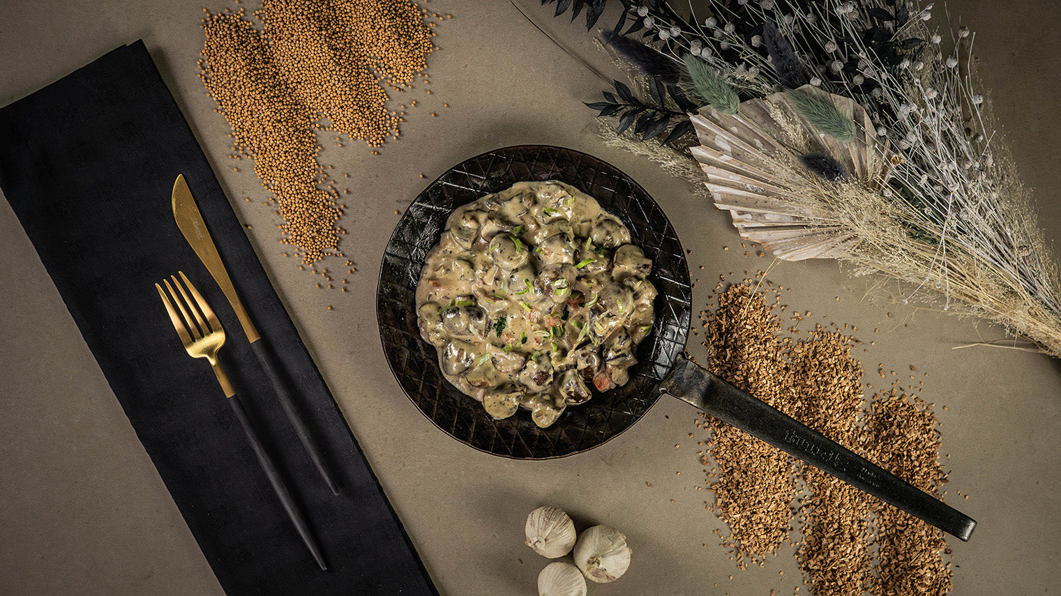 Rezept Pilzrahm Pfanne mit Kräuter Senf, Knoblauch Oel und Pfeffer in einer Eisenpfanne.