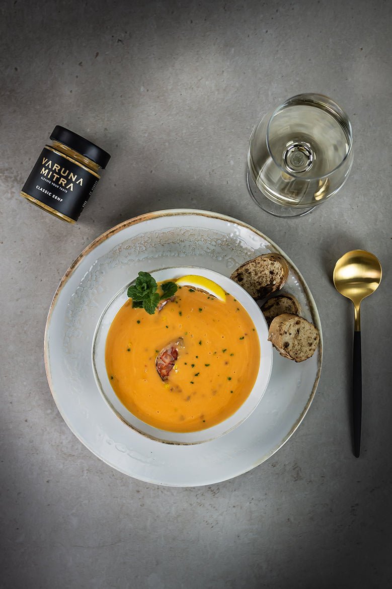 Senf mit Scampi Suppe, Brot und Weißwein