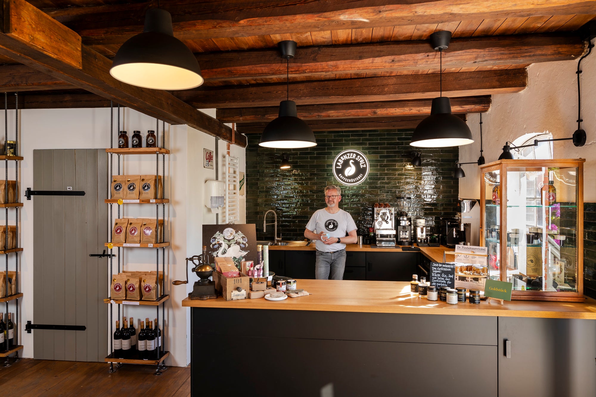 Kaffee Rösterei Labenzer Stolz Innenansicht des Geschäfts mit Inhaber Matthias Berndt.