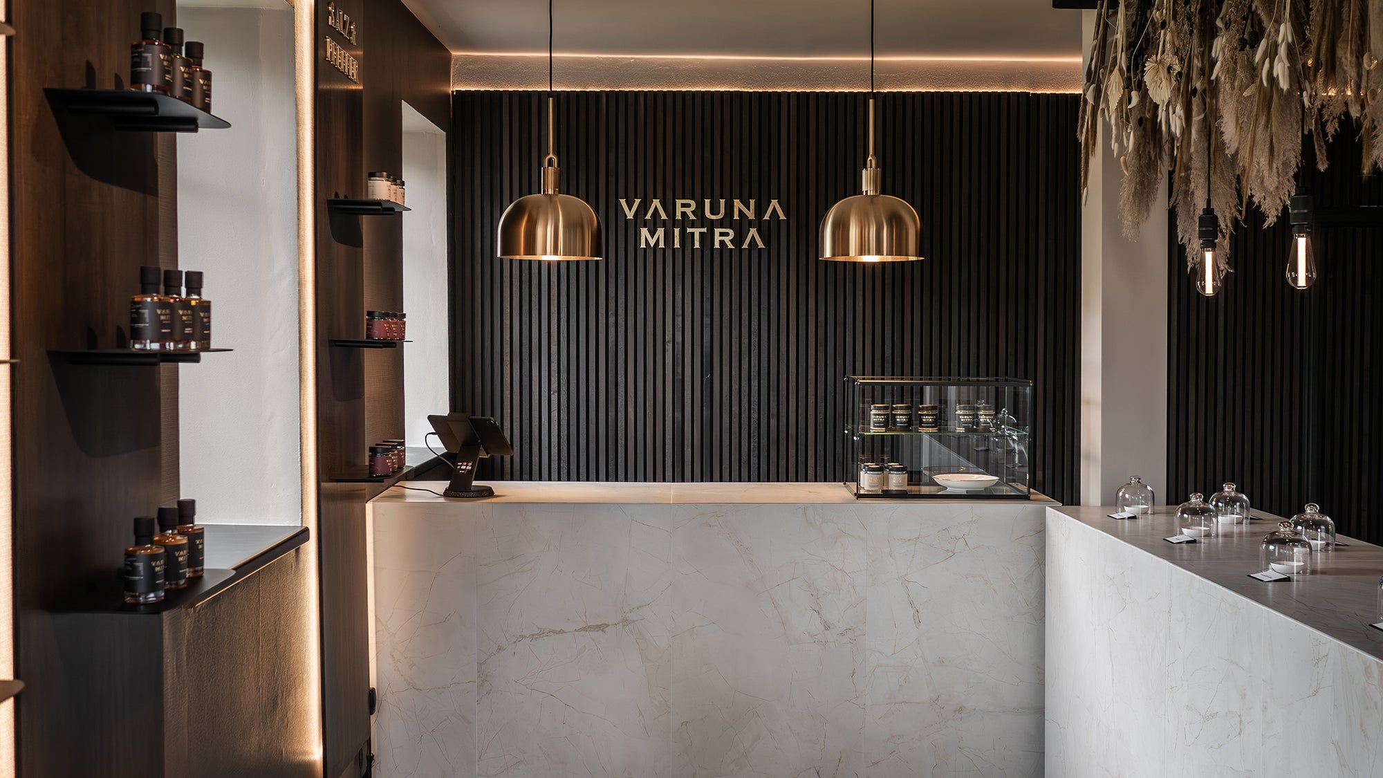 Varuna Mitra Showroom & Flagship Store Tresen, Kasse und Produkten