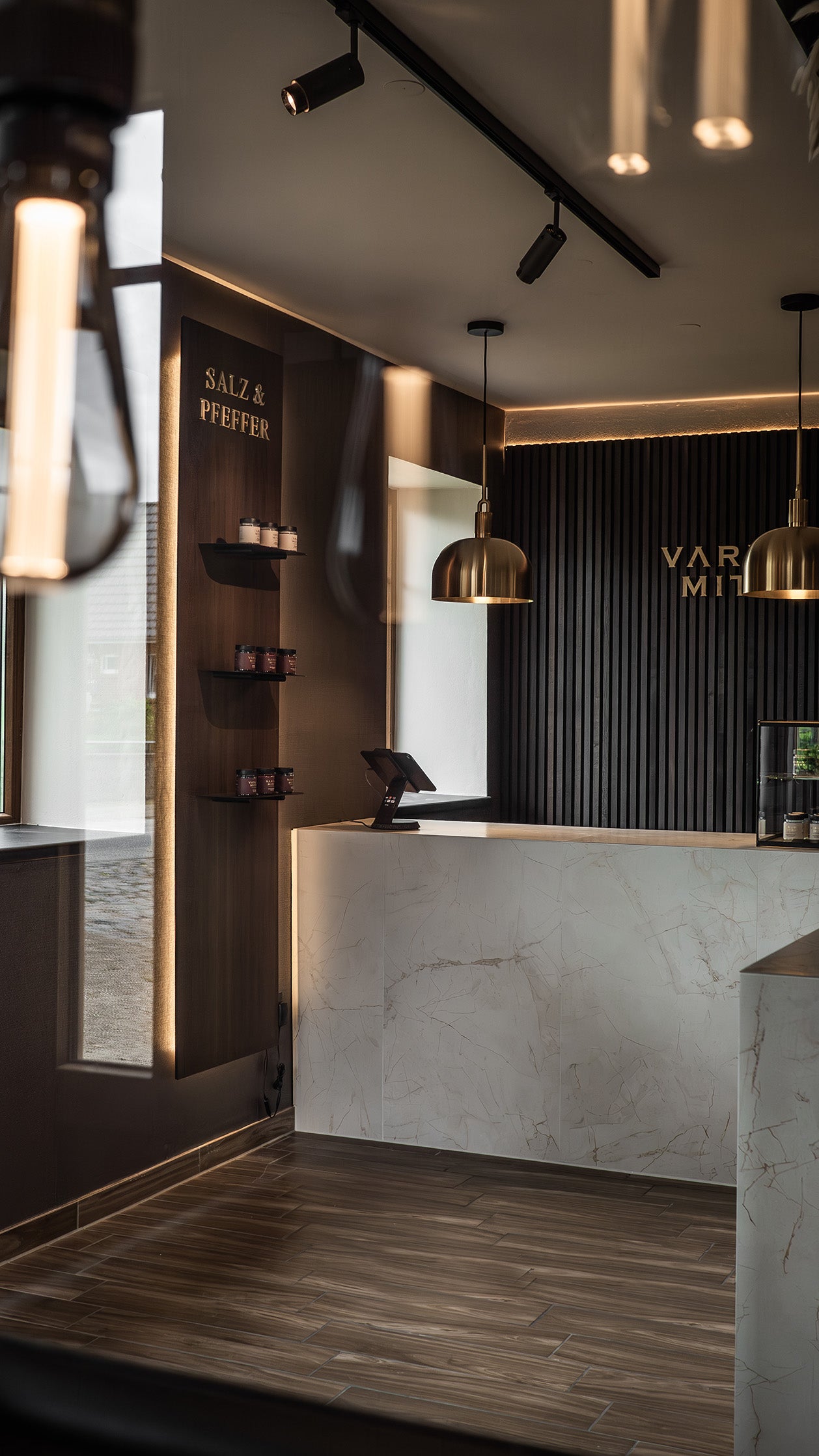 Varuna Mitra Showroom & Flagship Store Tresen, Salz und Pfeffer Produktwand.