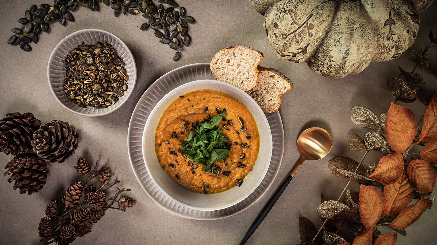 Kürbiscreme mit gerösteten Kürbiskernen und Knoblauch Senföl