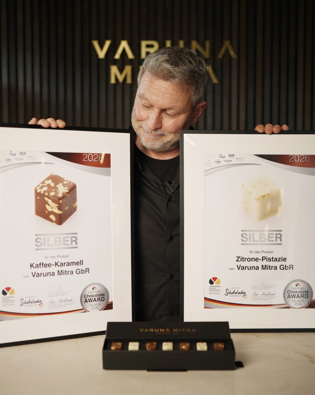 Uwe Mansshardt mit zwei Silber German Chocolate Awards und Pralinen