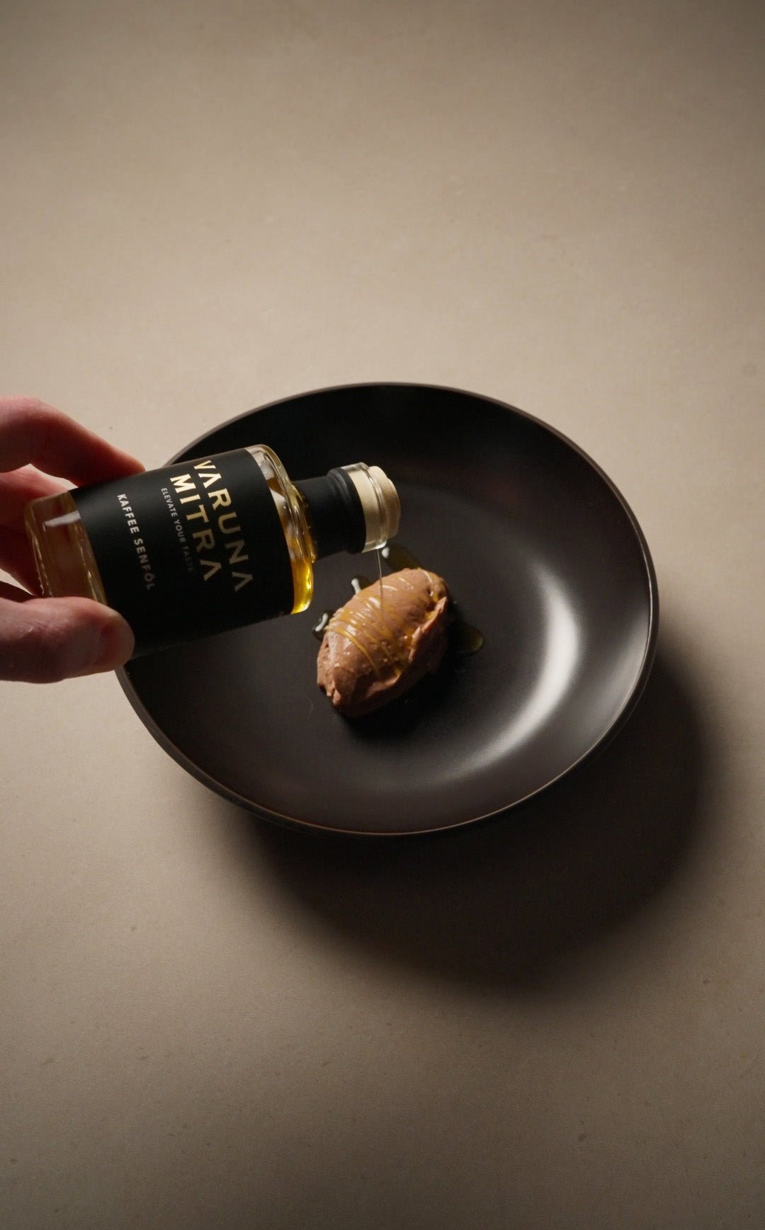 Chocolate Crémeux Rezept mit Varuna Mitra Kaffeeöl auf einem schwarzen Teller