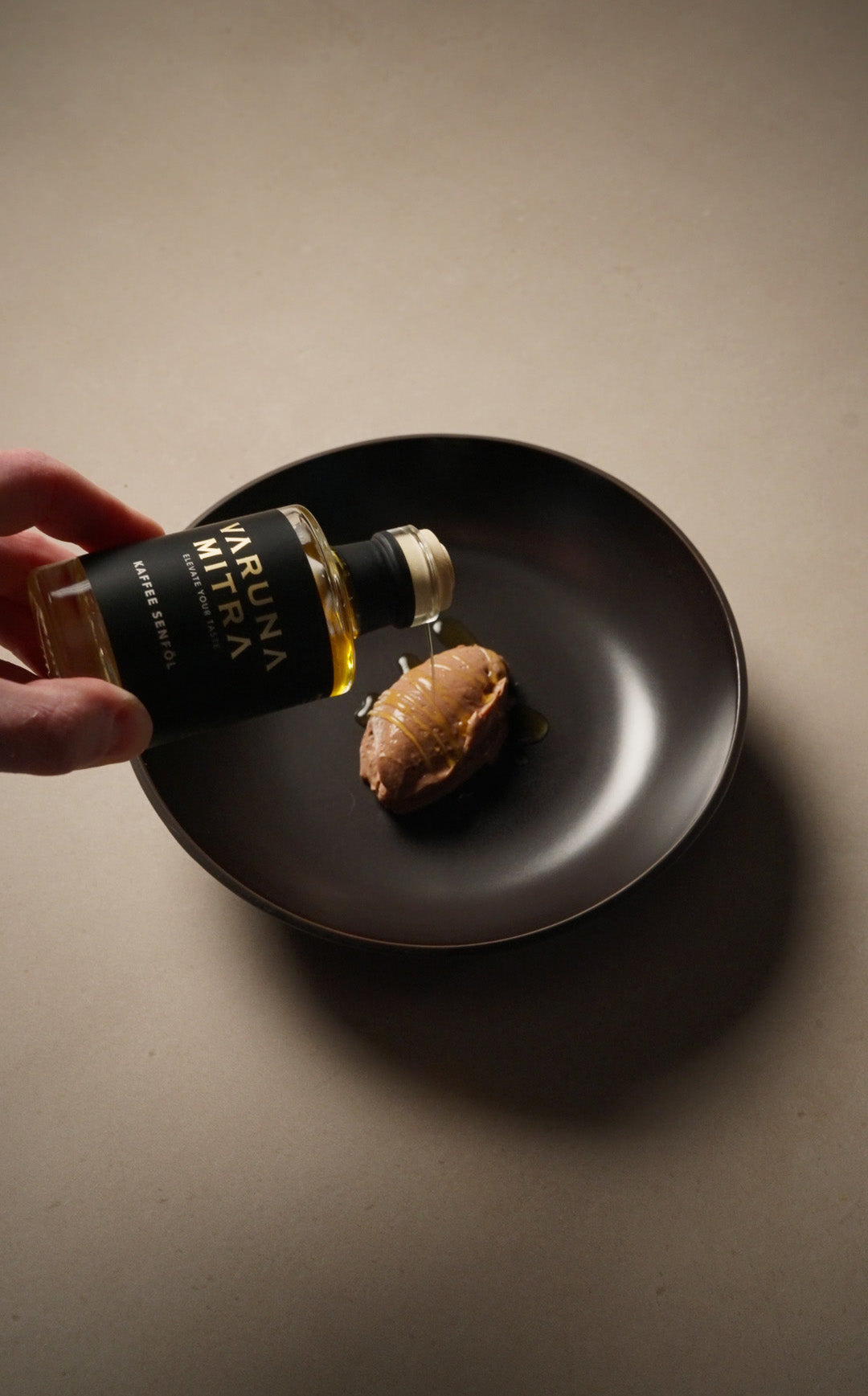 Chocolate Crémeux Rezept mit Varuna Mitra Kaffeeöl auf einem schwarzen Teller