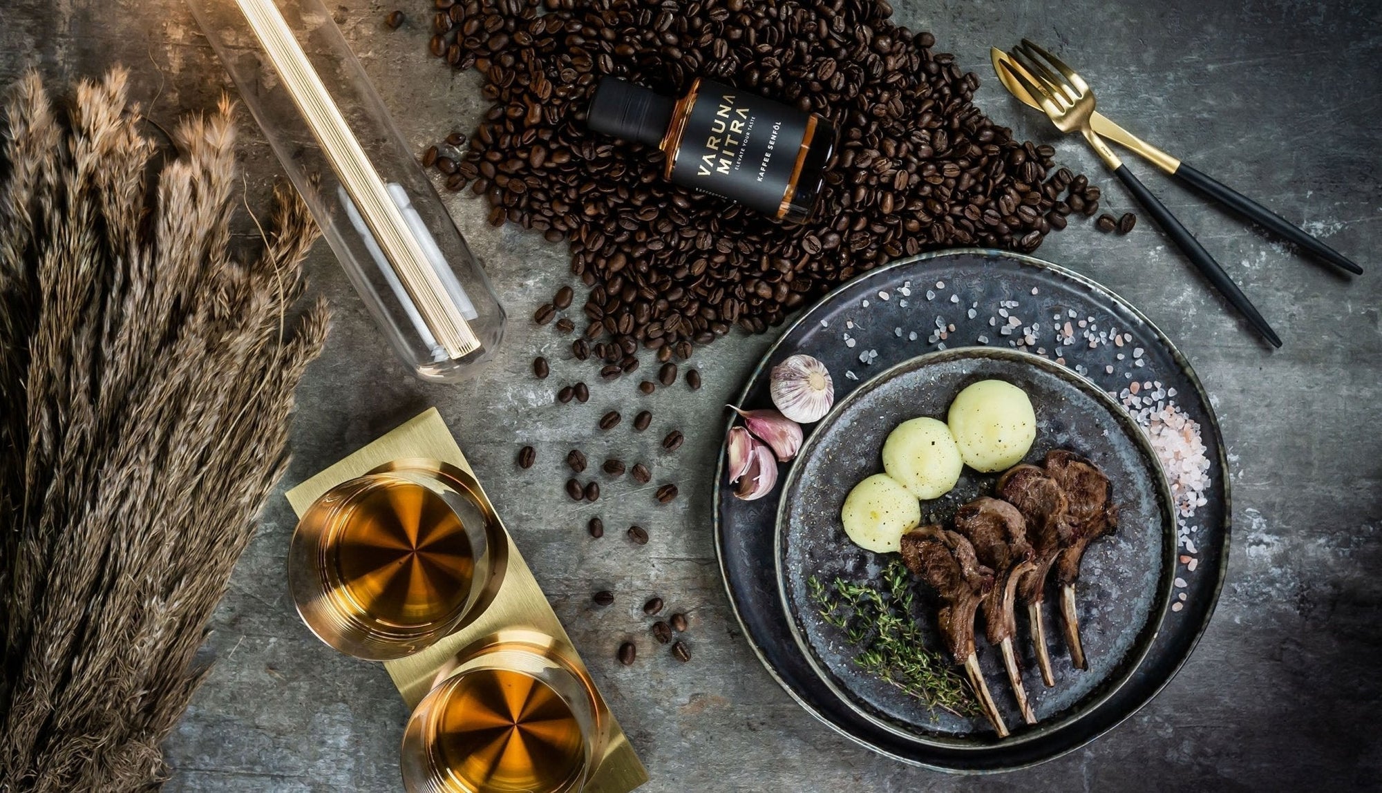 Gourmet Gewürze und Kaffee Senföl / Kaffeeöl neben einem Teller gefüllt mit Lammkoteletts und Kartoffelpüree.