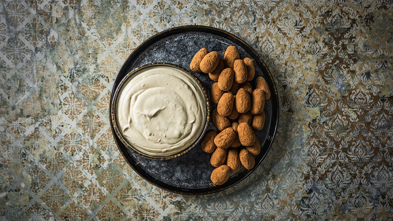 Rezept Tiramisu Bites mit Mascapone Kaffee Creme auf blauem Teller.