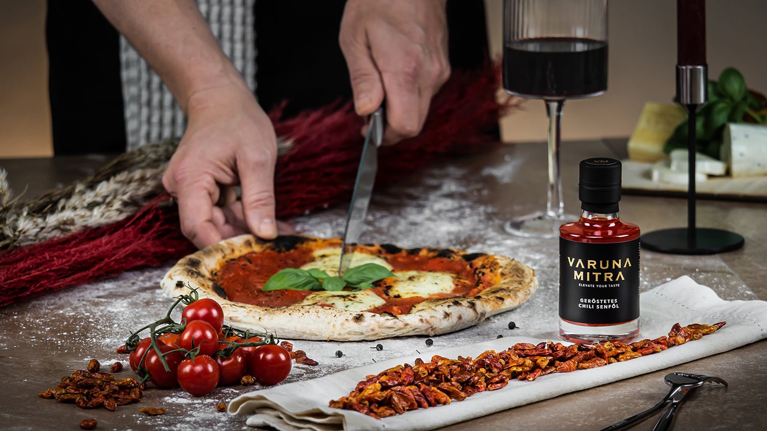 Geröstetes Chili Würzöl mit Pizza Margherita und Rotwein