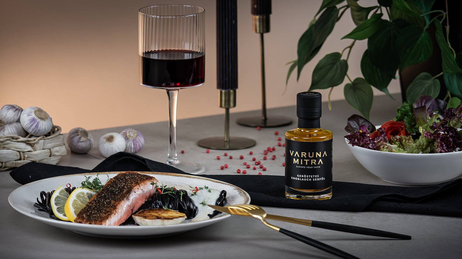 Geröstetes Knoblauch Würzöl mit Lachs, Pasta und Rotwein