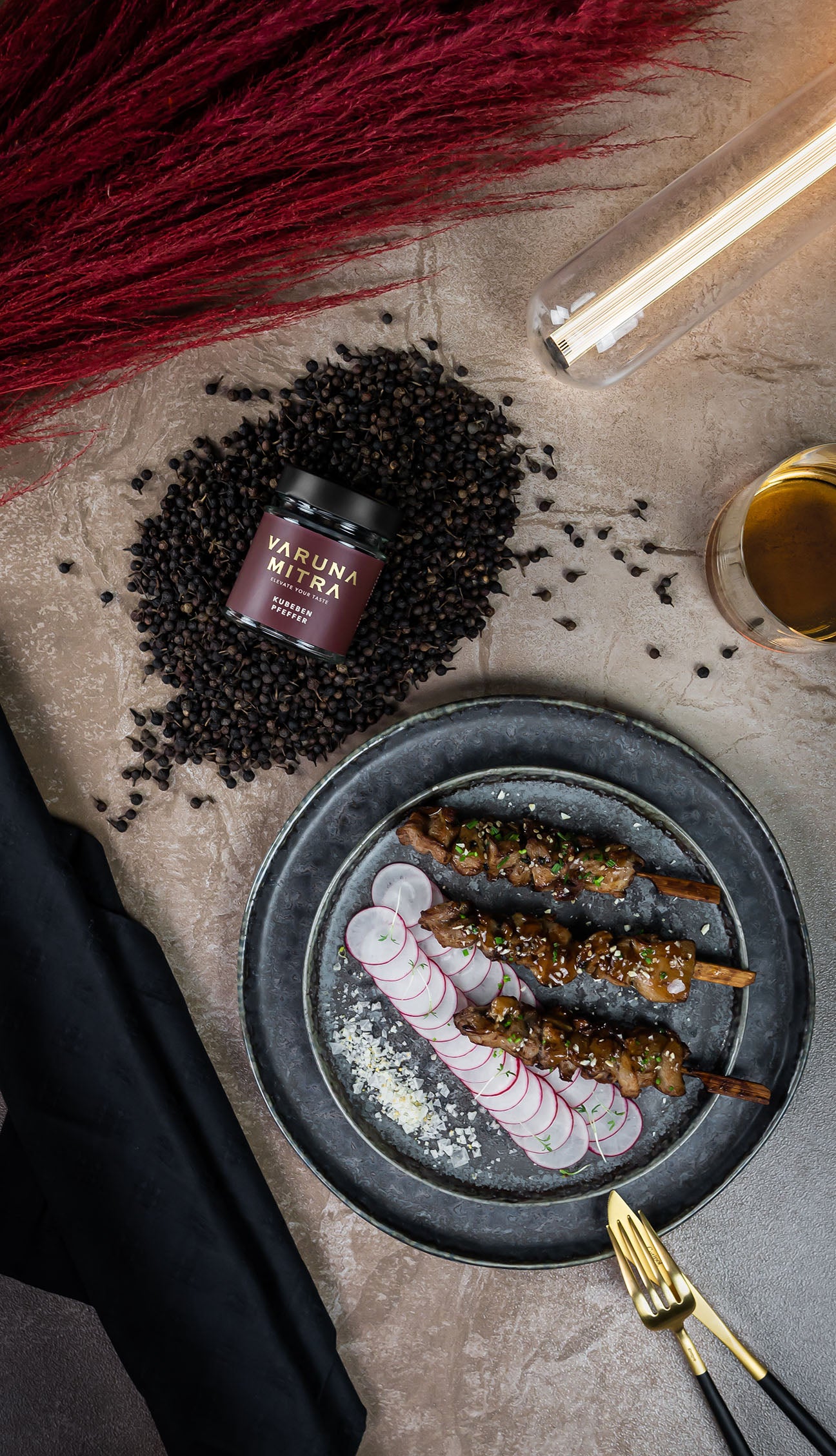 Kubeben Pfeffer mit Lamm Koteletts, Whisky und Ambiente