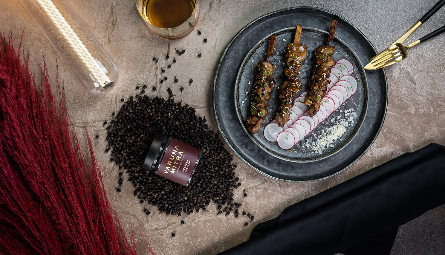 Kubeben Pfeffer mit Lamm Koteletts, Whisky und Ambiente