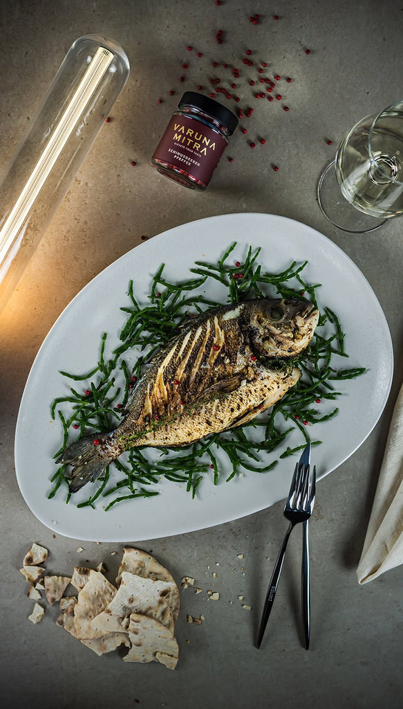 Schinusbeeren Pfeffer mit gebratenem Fisch und Weißwein