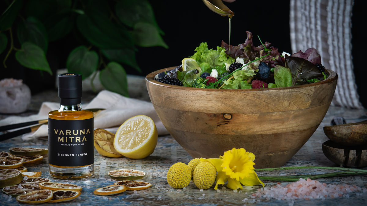 Zitronenöl, Fleur de Sel Zitrone mit frischem Salat, Blaubeeren, Himbeeren und Zitronen
