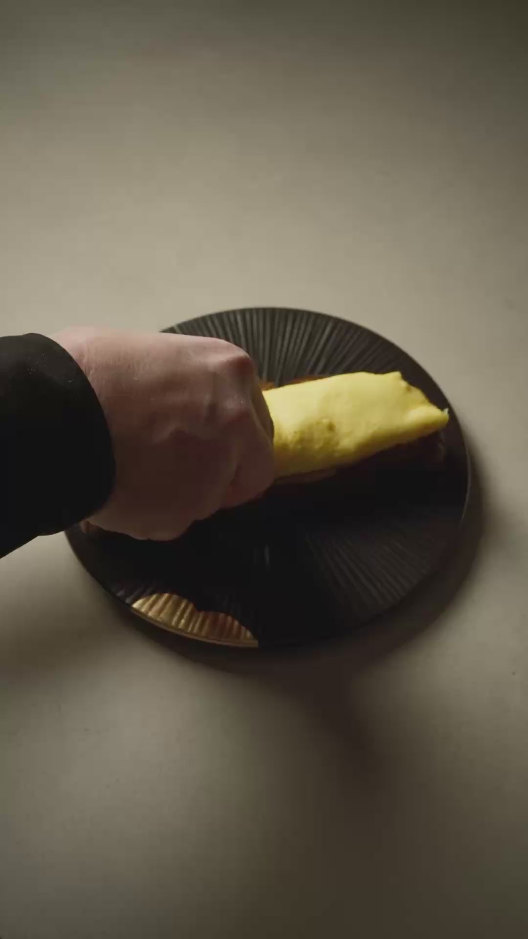 Japanisches Omelett mit Iberico Schinken, Edelscharfer Senf und Knoblauchsalz wird mit Kräutern bestreut