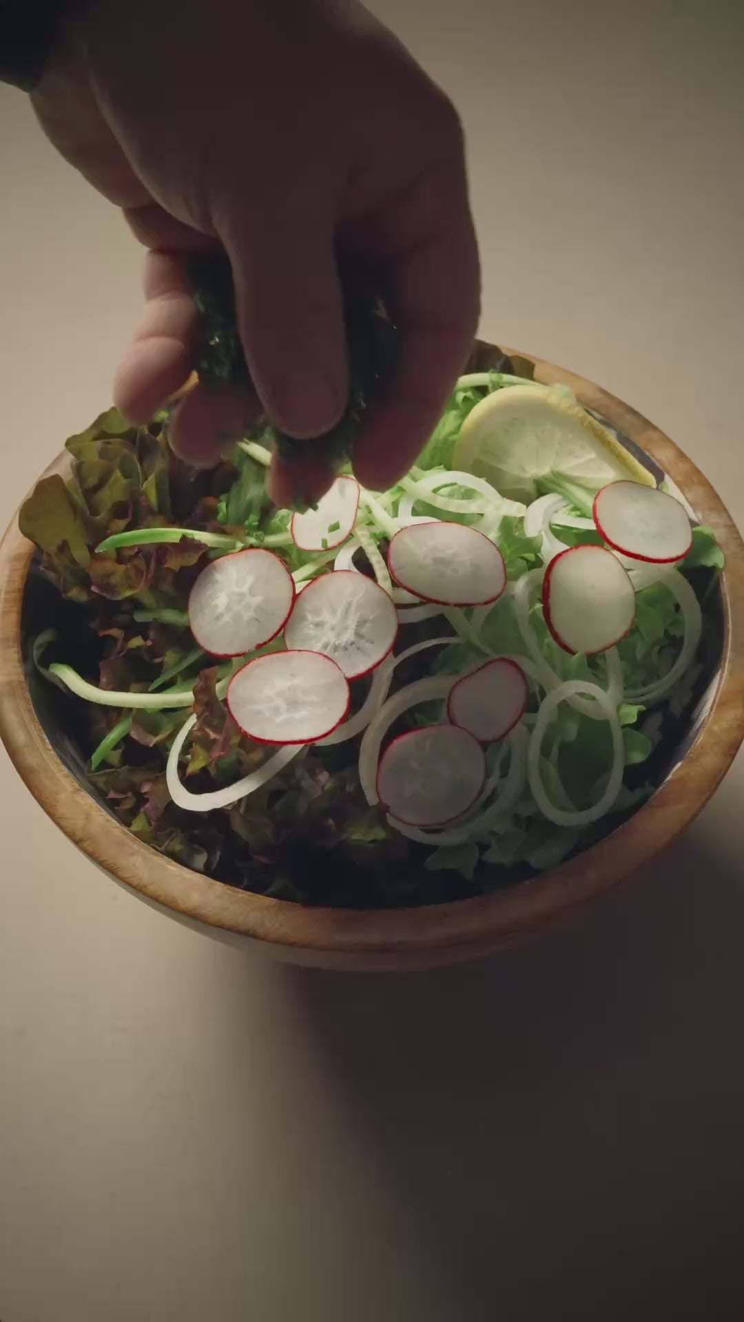 Rezeptidee frischer Salat mit kaltgepresstem Kapernöl, Radieschen und frischen Kräutern.