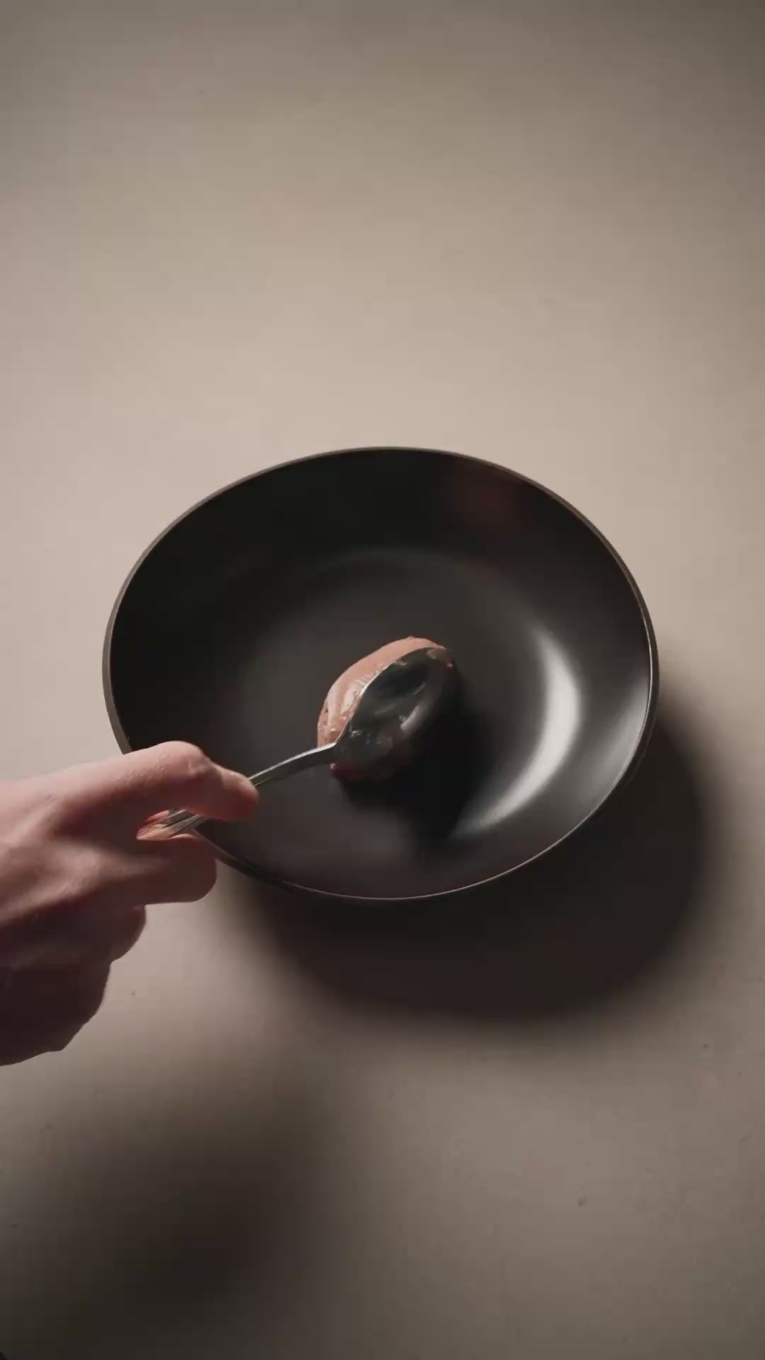 Chocolate Crémeux Rezept mit Kaffeeöl wird mit Löffel serviert.