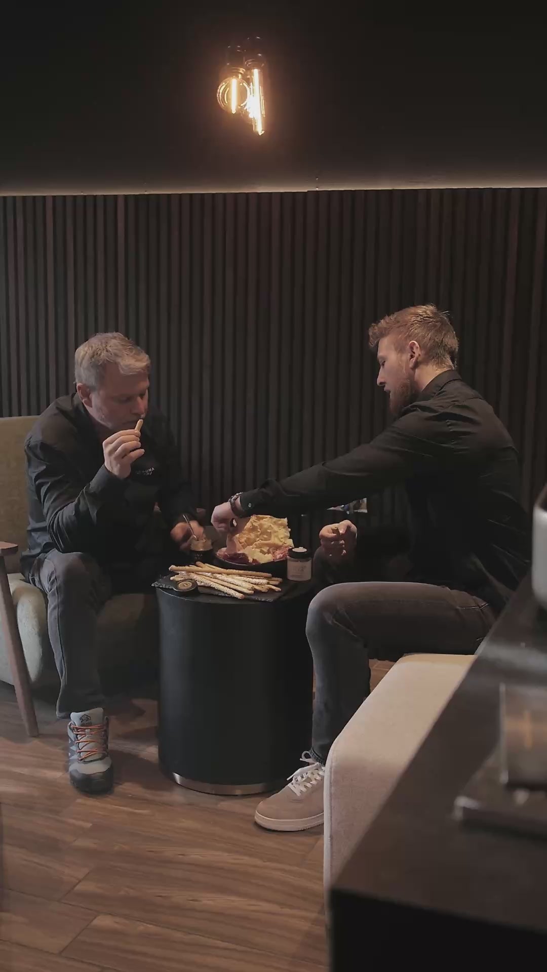 Uwe Mansshardt und Julien Pohl beim Tapas Mittagessen im Varuna Mitra Showroom.