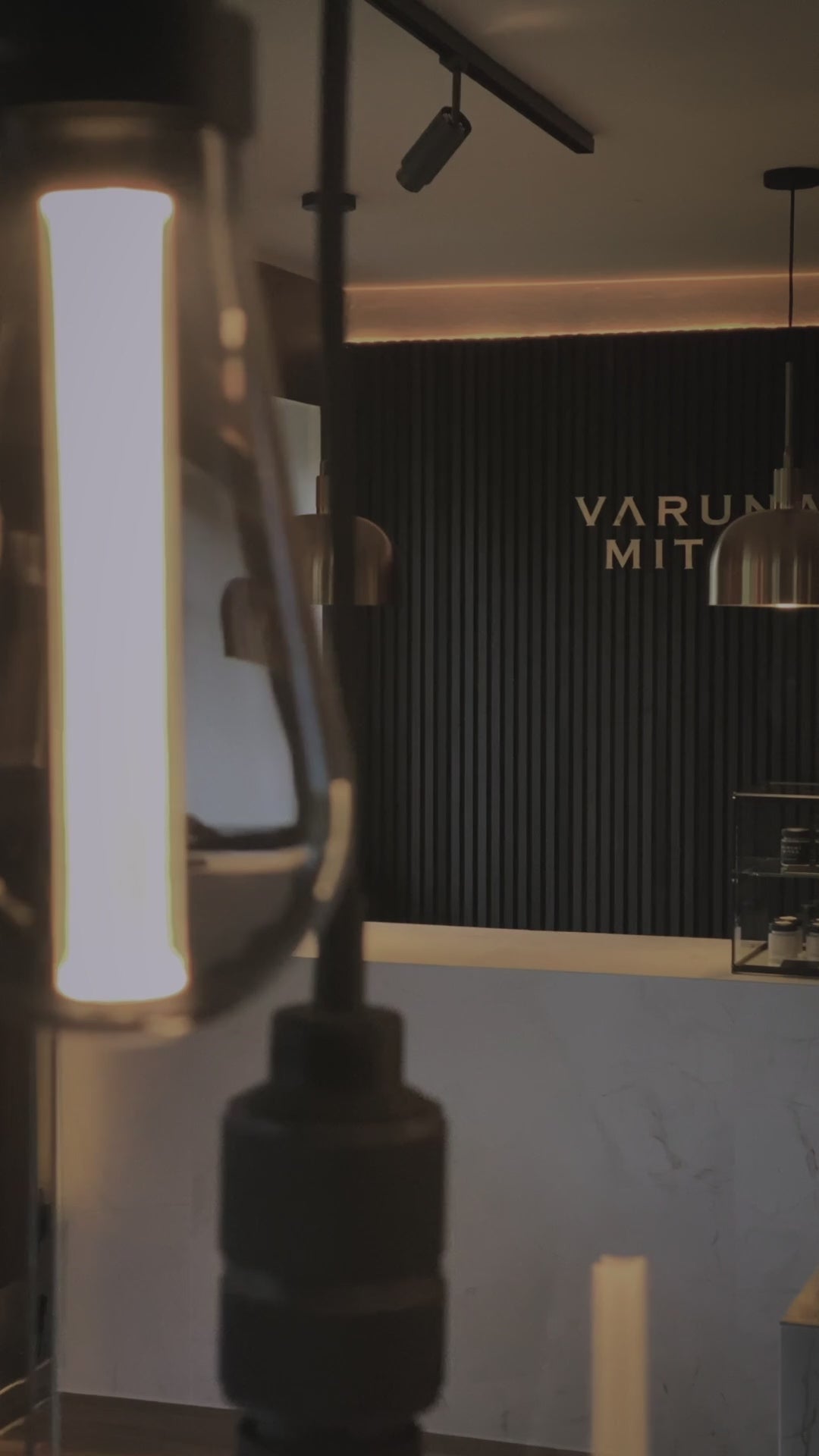 Varuna Mitra Showroom & Flagship Store in Sierksrade mit Produkten, Atmosphere, Dörrraum und Aromatresen