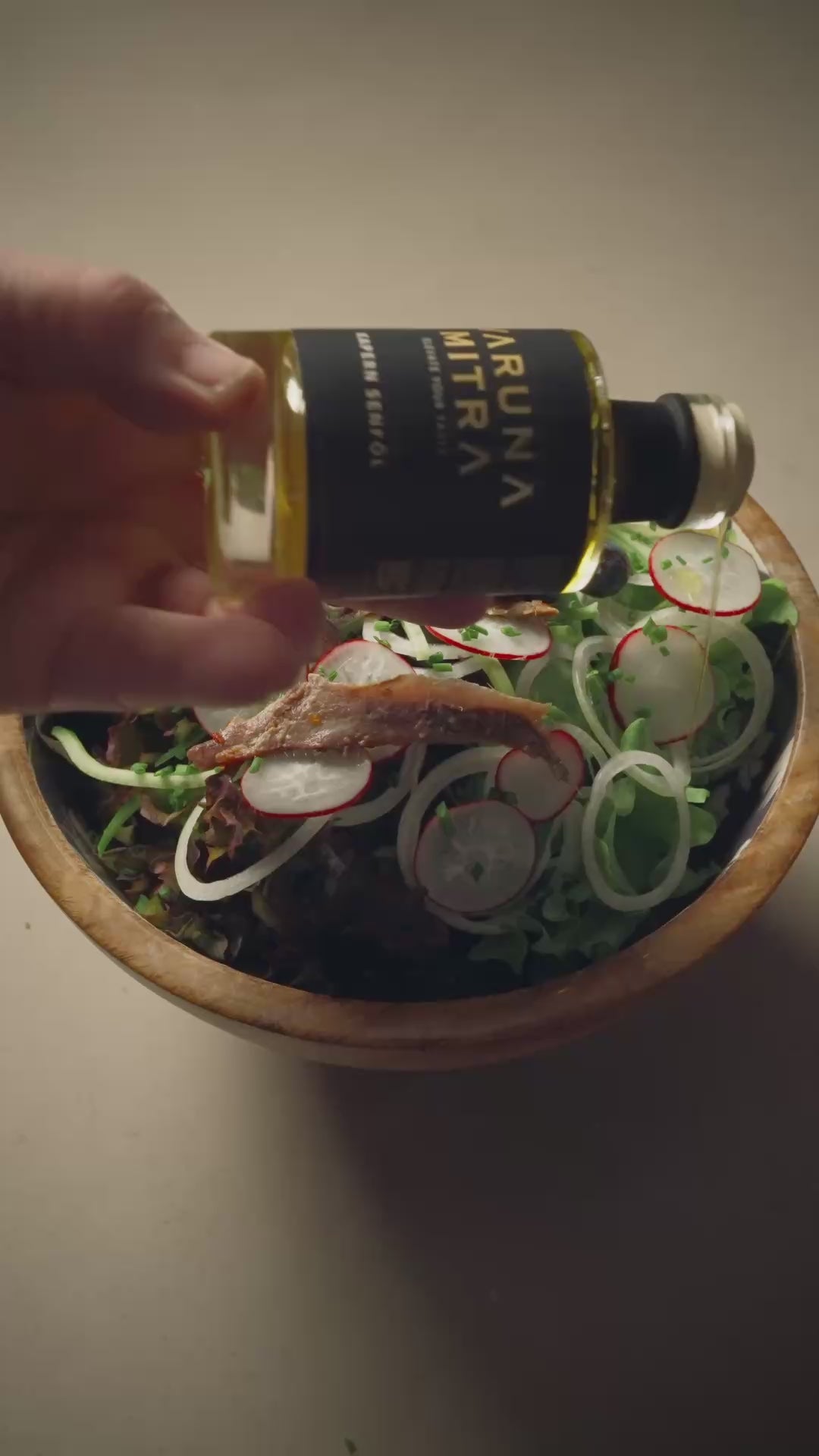 Rezeptidee frischer Salat mit kaltgepresstem Kapernöl, Sardellen und Blaubeeren.