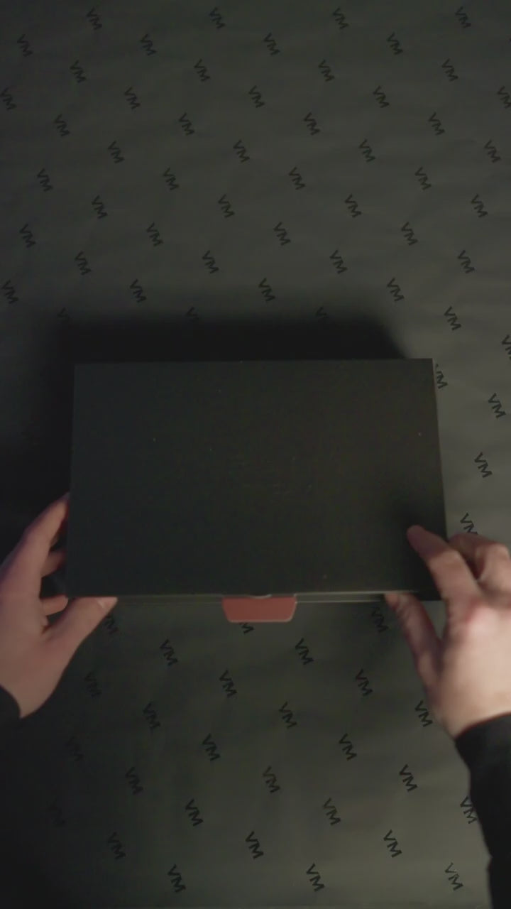 Geschenkbox Varuna Mitra bestücken und verpacken für den Versand.