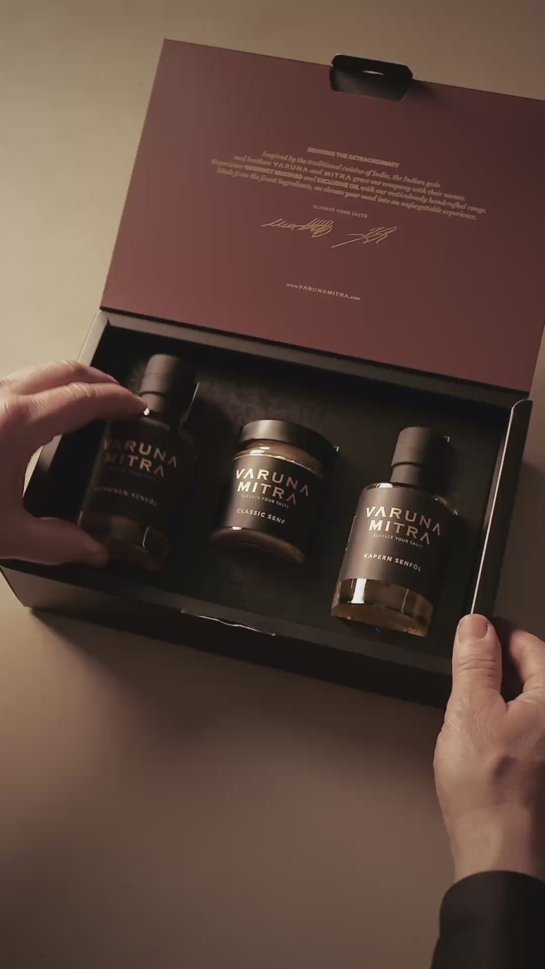 Varuna Mitra Geschenkbox mit zwei kaltgepressten Ölen und einem Gourmet Senf.