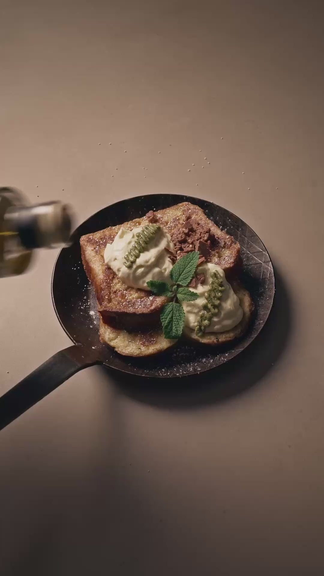 Rezept French Toast mit Kaffee Mascarpone und Kaffeeöl in einer Eisenpfanne auf hellem Stein.