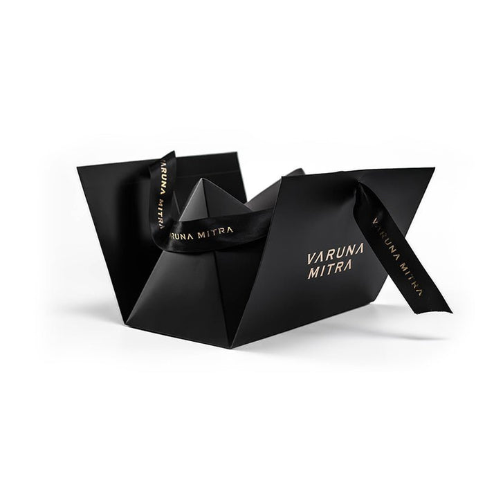 Varuna Mitra edle Dreieck's Geschenkbox Produktfoto auf weiß, geöffnet mit Seidenband.