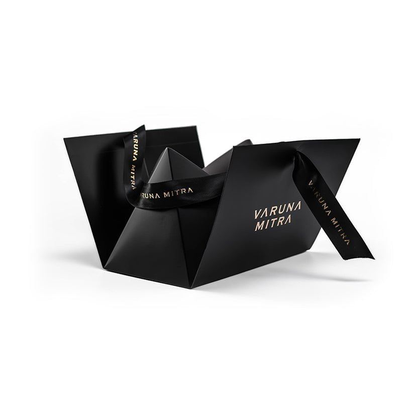 Varuna Mitra edle Dreieck's Geschenkbox Produktfoto auf weiß, geöffnet mit Seidenband.