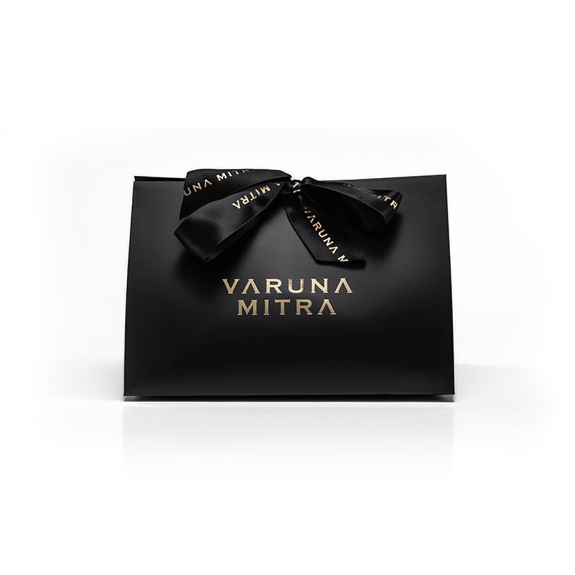 Varuna Mitra's edle Dreieck's Geschenkbox Produktfoto auf weiß.