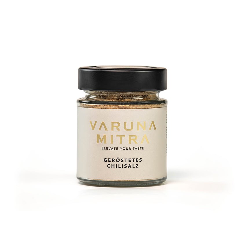 Varuna Mitra Geröstetes Chilisalz Glas Produktfoto auf weiß.