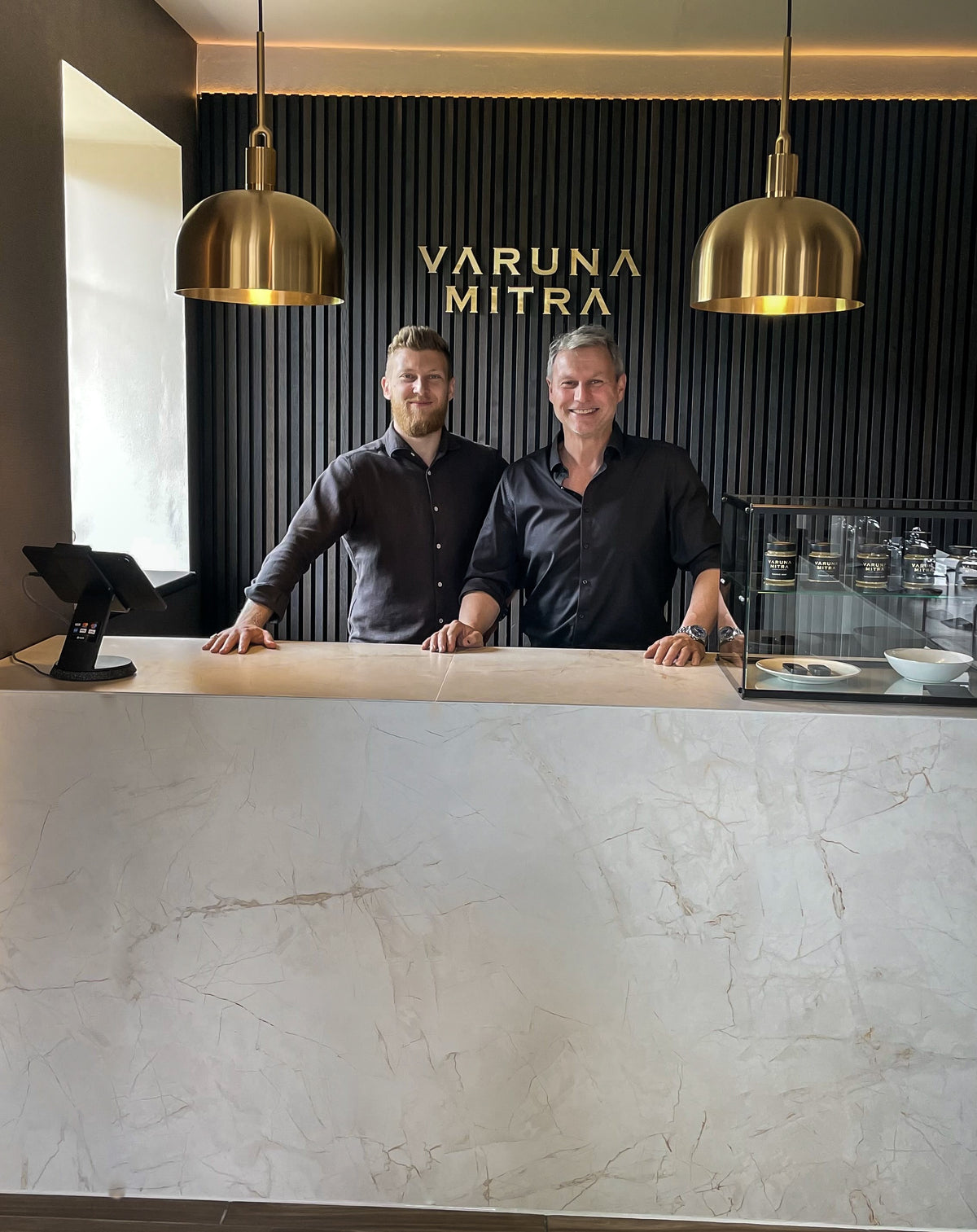 Varuna Mitra Gründer Uwe Mansshardt und Julien Pohl im Showroom in Sierksrade.