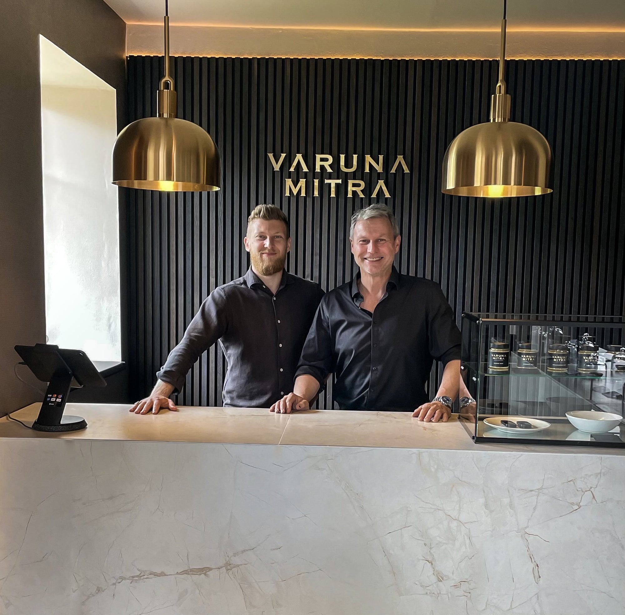 Varuna Mitra Gründer Uwe Mansshardt und Julien Pohl im Showroom in Sierksrade.