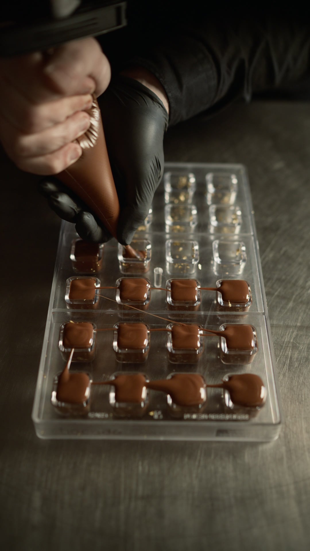 Varuna Mitra Pralinenform füllen mit Schokolade für Kaffee-Karamell Praline.